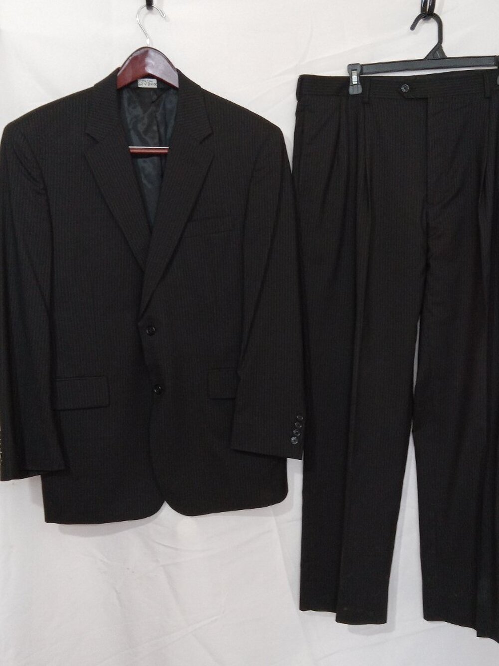 Jos A Bank Mens 100% Wool Pinstripe Suit 43R 37x31 Black 2 Button Pleated Formal